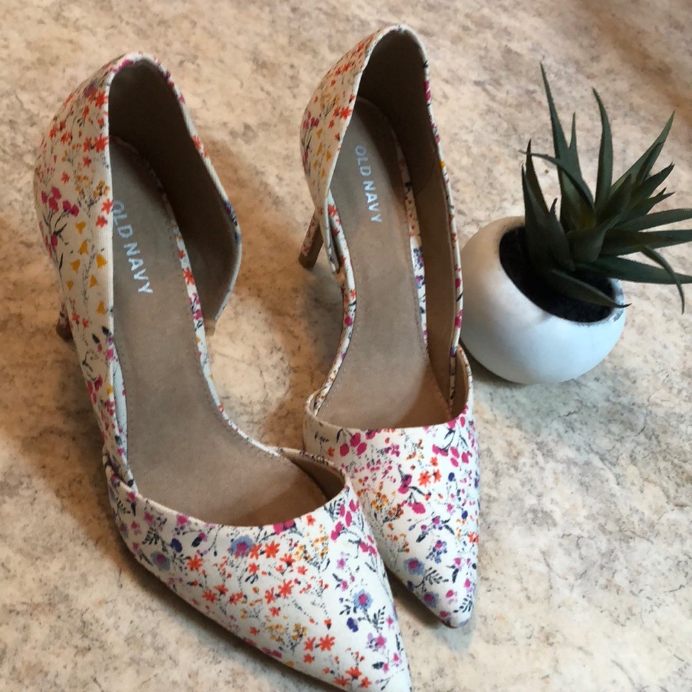 Floral heels. NWOT
